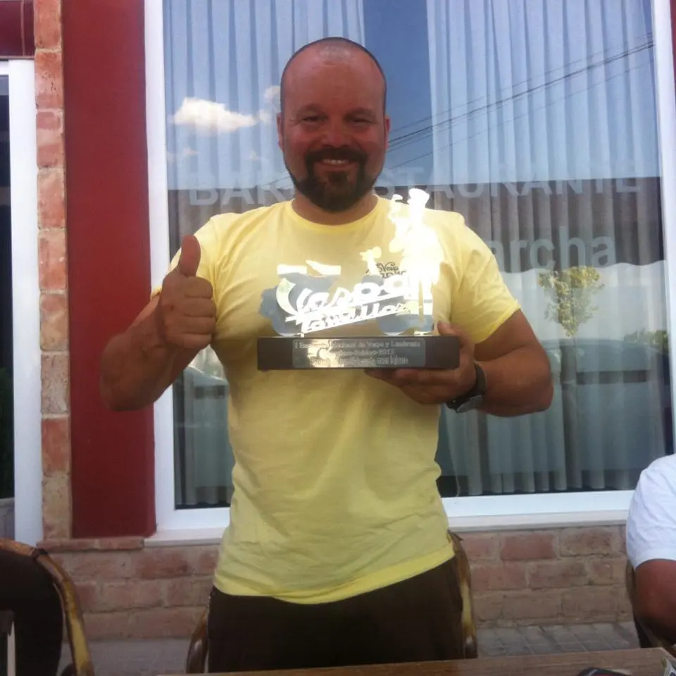 Markus Mayer with the furthest travelled award at Concentración Nacional de Vespas y Lambrettas Tomelloso 2015