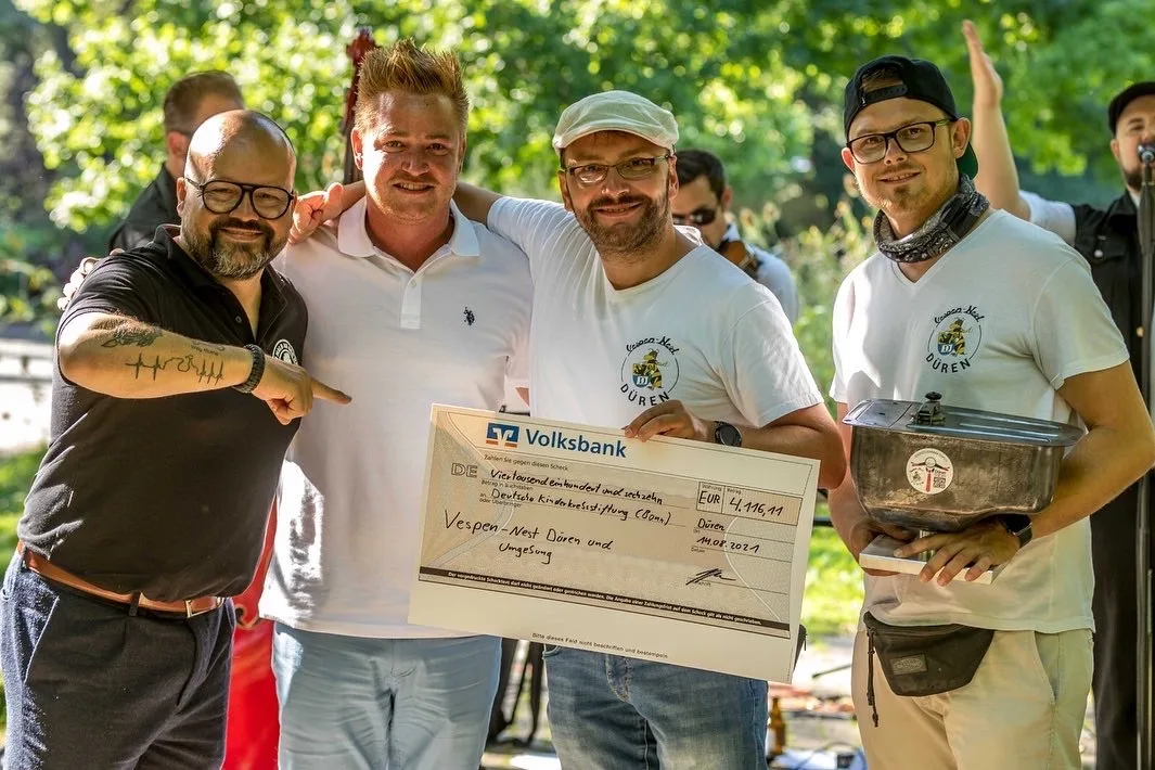 Markus André Mayer presenting charity cheque to Vespa Nest Düren — €4,116 raised for children with cancer Gentleman Giro 2021
