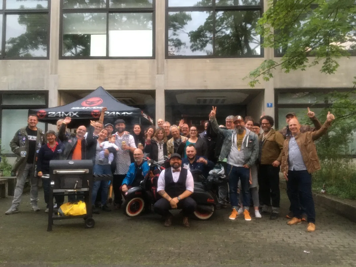 Group photo with Vespa club Zürich during Gentleman Giro charity ride 2021