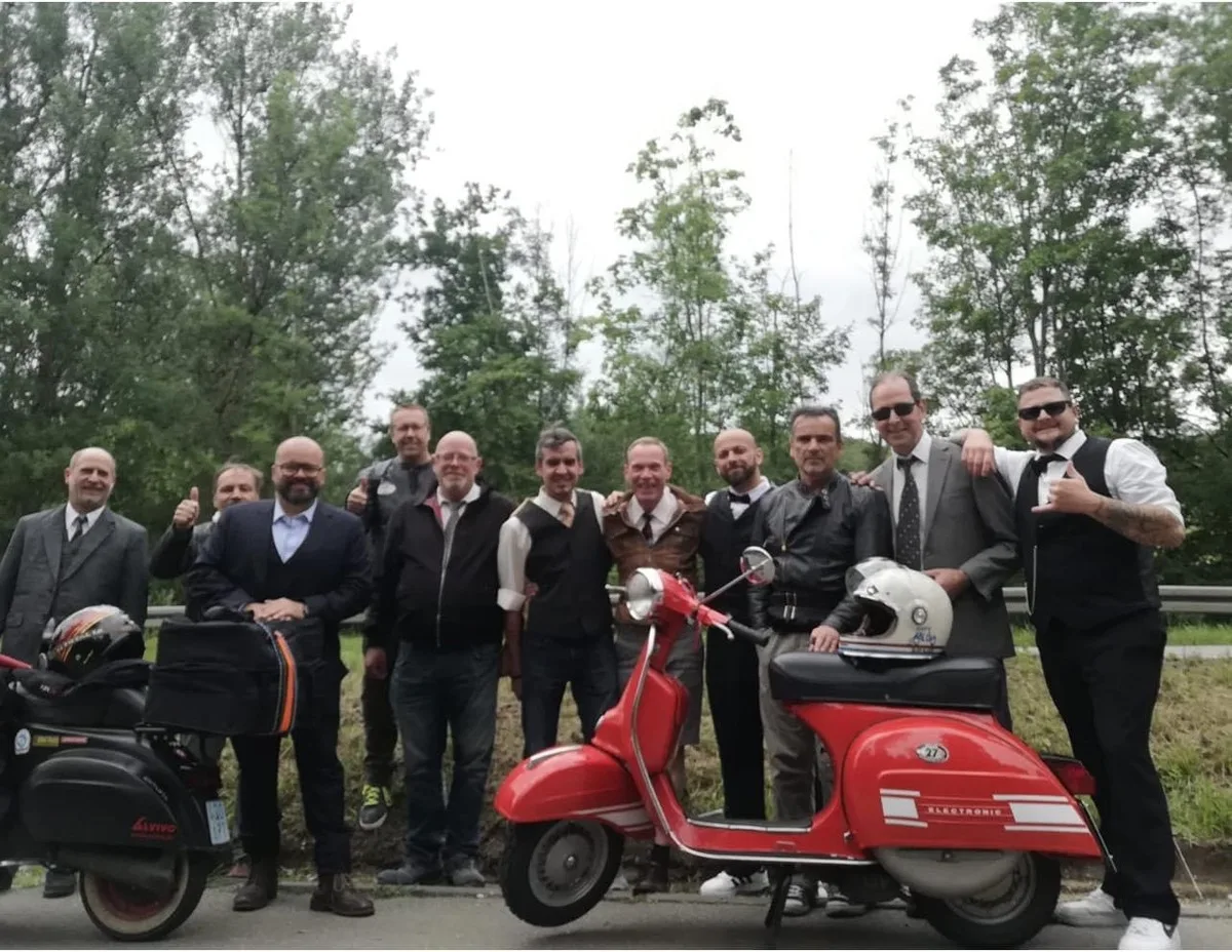 Gentleman Giro group photo with Vespa Club Singen Hegau and red Vespa 2021
