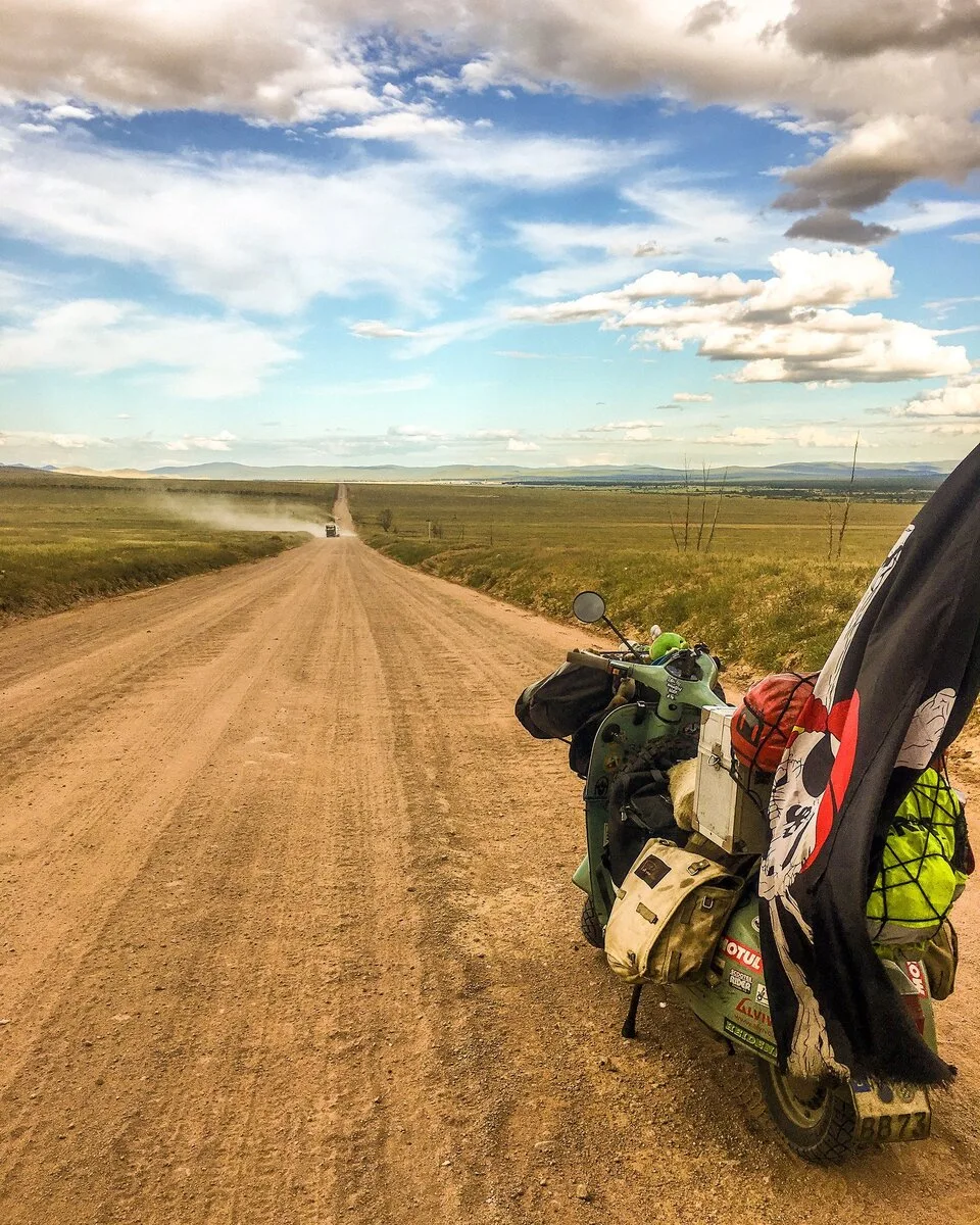 Markus André Mayer Vespa alone on dirt road Siberia 2018 — solo riding world circumnavigation