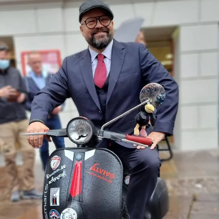 Markus André Mayer in suit and tie on Eleanor the 1971 Vespa V50N — Vespa Gentleman Giro 2021