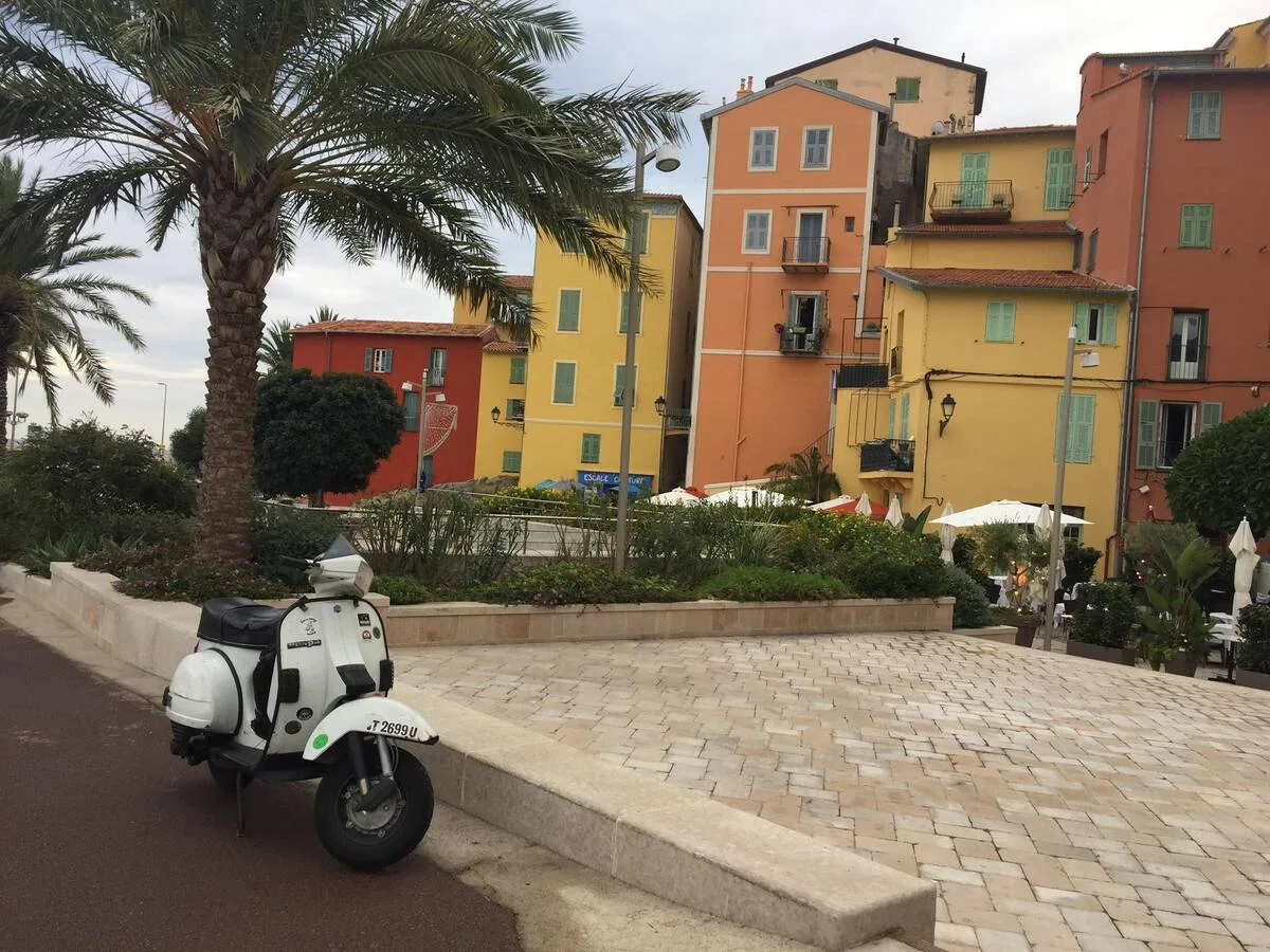 Vespa T5 Sport parked in the Côte d'Azur France — Barcelona to Kempten 2021