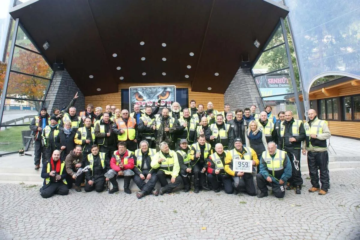 All PreRe II 2015 finishers group photo in Sölden at 9:59am — around 55 Vespisti from across Europe after 304 km overnight Alpine night rally