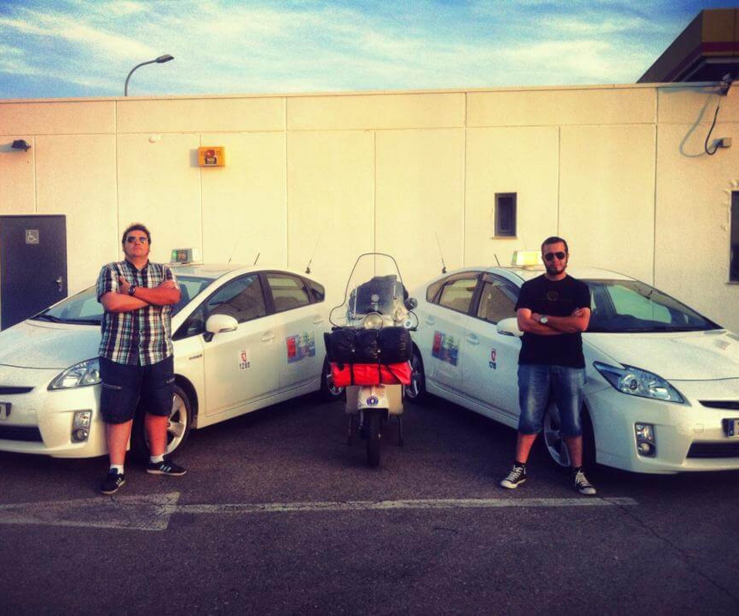 2 Taxi driving heroes and a vespa