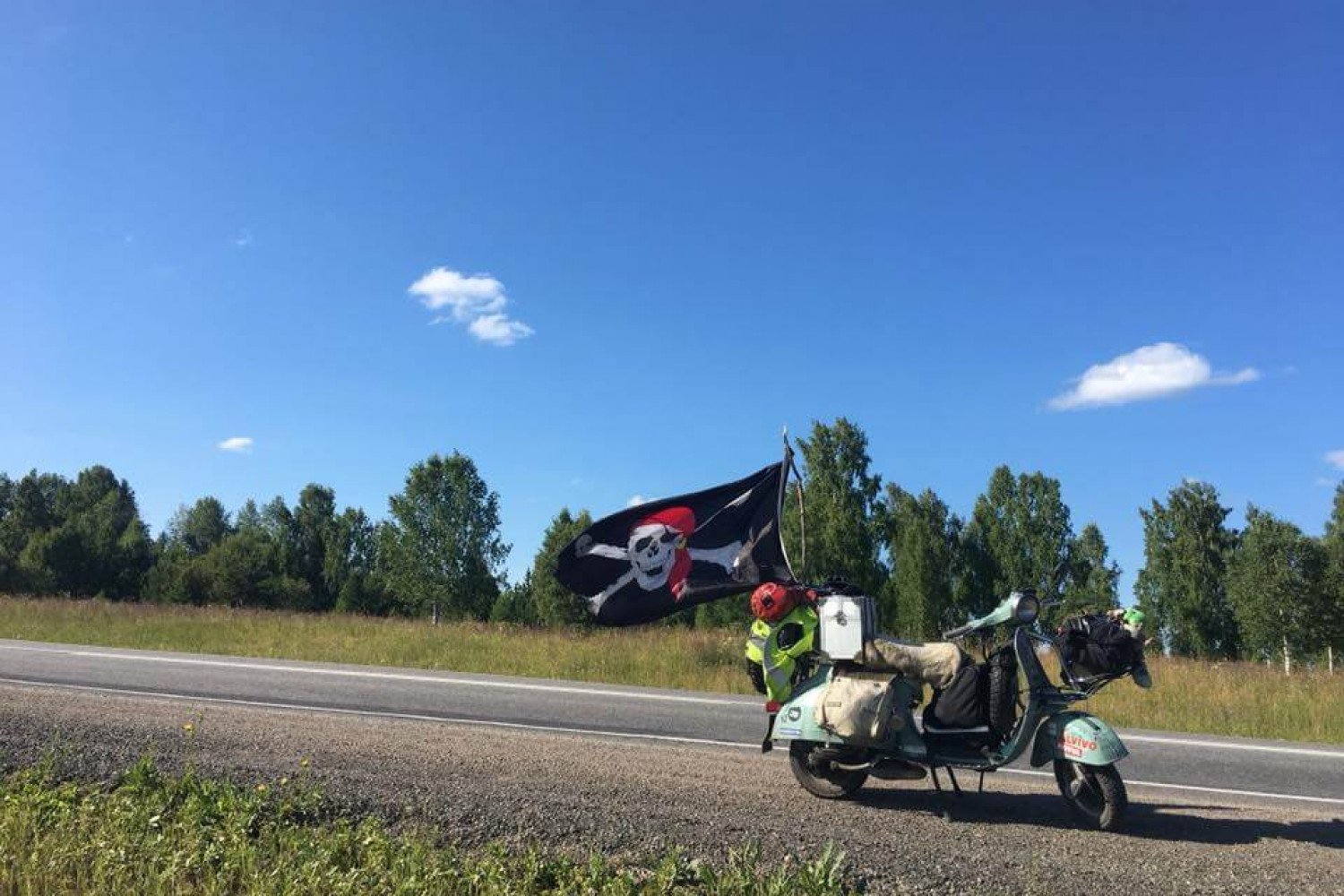 Vespa Pirate flag Roadside