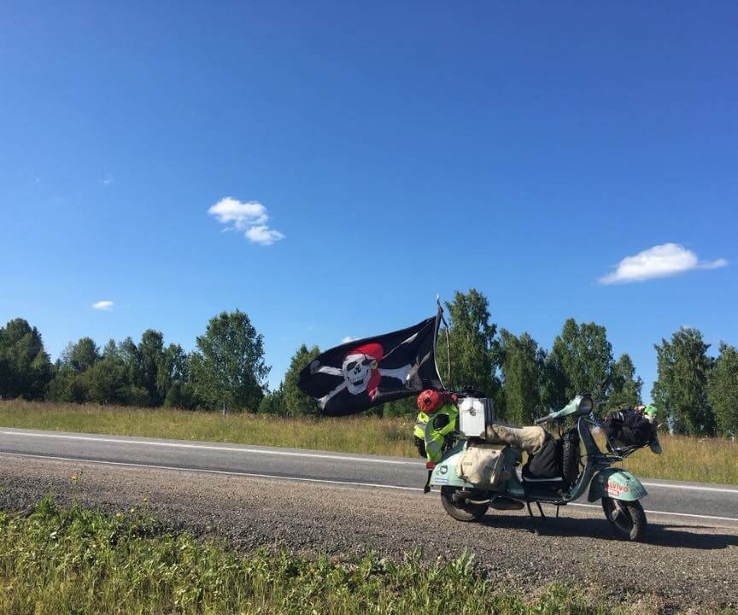 Vespa Pirate flag Roadside
